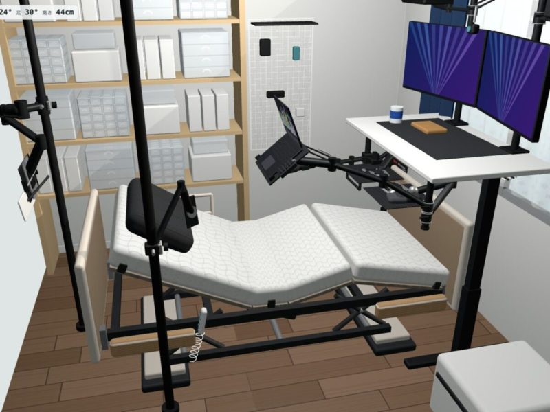 3Dで作った部屋の模型。背を少し起こした電動ベッドの足側が昇降デスクの天板の下に入り、デスクにはディスプレイが2枚。アームの先にノートパソコン、頭側に黒いポールが立ち、左の壁に木の棚がある